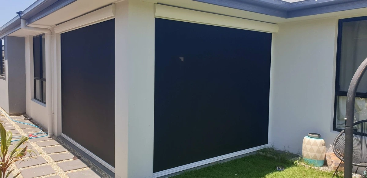 Outdoor roller blind enclosure with 99% blockout materials